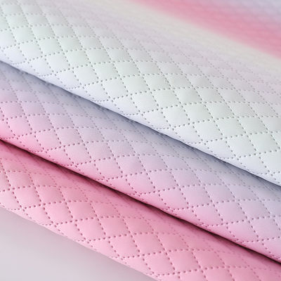 Gedrukt handtas PU leerstof Textuur van hellende regenboog Diamanten raster