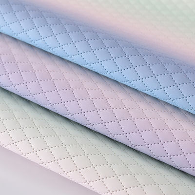 Gedrukt handtas PU leerstof Textuur van hellende regenboog Diamanten raster