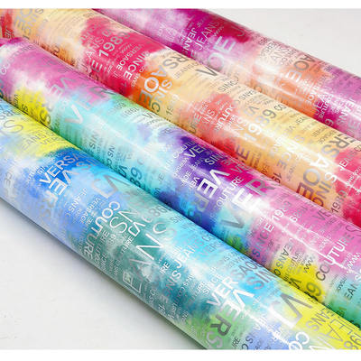 PU Regenboog Letter Print Magazine Design Synthetisch Leer Waterdicht Kunstleer Stof voor Bagage Tas Cosmetica Meubels/Sofa