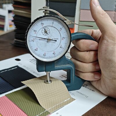 Geweven textuur synthetisch leer PVC-rol met mesh-stof achterkant voor tassen, portemonnees, meubels